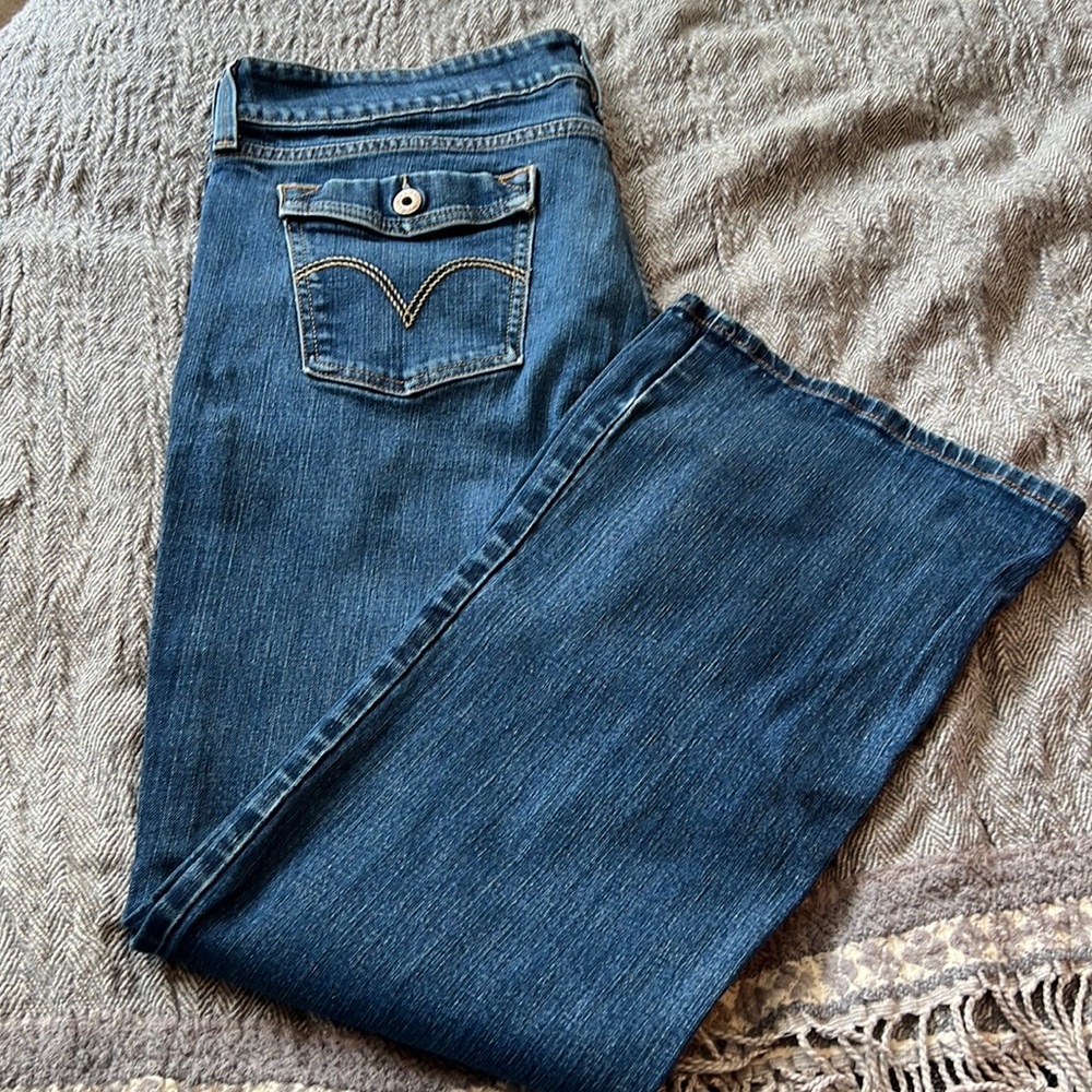 Levi’s slender boot cut 526 jeans🩵